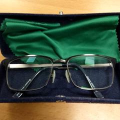 Glasögonfodral med glasögon Glassed, rapporterat av Inntel Hotels Amsterdam Centre med iLost