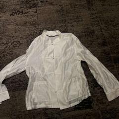 블라우스 witte blouse, iLost를 사용하여 Van der Valk Rotterdam Blijdorp에 보고됨
