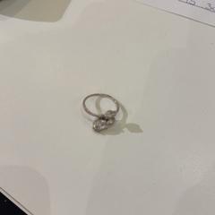 반지 Zilver met steentje, iLost를 사용하여 Pathé de Kuip에 보고됨