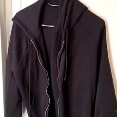 Mellény zwart, amint azt Qbuzz DMG az iLost segítségével jelentette.