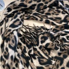 スカーフ leopard がiLostで IKEA Liège によって報告されました