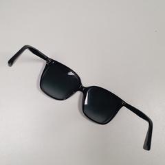 Black sunglasses, amint azt az iLostnak jelentették.