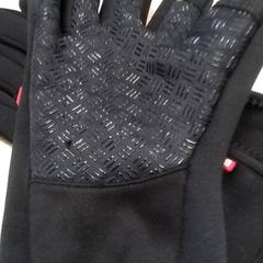 Guantes Zwart, ha sido reportado por Qbuzz Fryslân con iLost