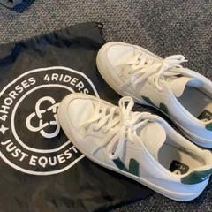 Schuhe White and green, gemeldet von MEININGER Hotel Amsterdam City West über iLost