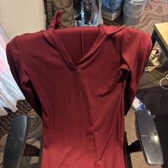 Odzież Rode jurk en Zwarte jas, zgłoszono przez Haven Hotel Rotterdam przy użyciu iLost