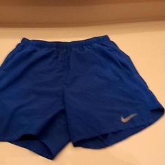 반바지 Blue Nike short, iLost를 사용하여 Van der Valk Hotel Schiphol에 보고됨
