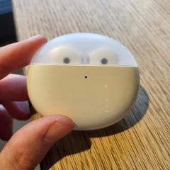 Earpods white, come riportato da MEININGER Hotel Berlin East Side Gallary utilizzando iLost