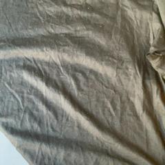 Blusa Tshirt noir avec trou à l’arrière, ha sido reportado por MEININGER Hotel Marseille Centre la Joliette con iLost