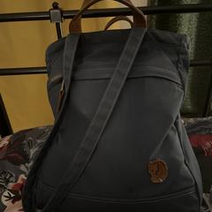Blue canvas tote bag with brown handle, segons s'ha informat a iLost
