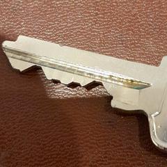 Clefs métal, gisa salatu by TCL iLost erabiliz