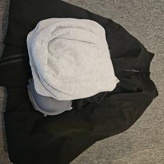 Vestiti, come riportato da Ramada by Wyndham Amsterdam Airport Schiphol utilizzando iLost