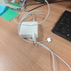 Caricabatterie, come riportato da Vrije Universiteit Brussel (VUB) utilizzando iLost