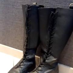 Shoe & Boots Black Woman, as reported by Leonardo Royal Hotel Amsterdam using iLost
