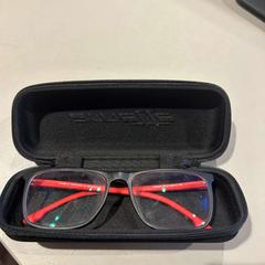 Etui à lunettes avec lunettes, a été signalé par TU/e - Receptie Neuron utilisant iLost