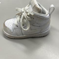 Adidas kinderschoen, jak nahlášeno Burgers' Zoo pomocí iLost