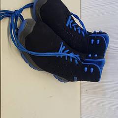 Sneaker Zwart met blauw, as reported by Transdev Gooi en Vechtstreek using iLost