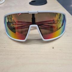 Des lunettes de soleil, a été signalé par IKEA Haparanda utilisant iLost