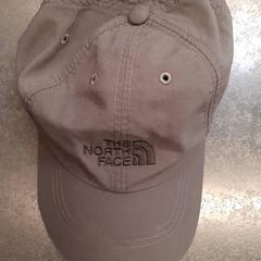 Baseball pet, zoals gemeld door Rotterdam The Hague Airport met iLost