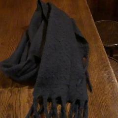 Xal Zwarte dikke sjaal, segundo informou Café Leentje usando iLost