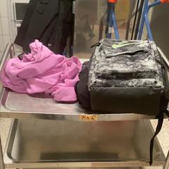 Taška Bag and Lila hoodie, jak nahlášeno MEININGER Hotel Köln West pomocí iLost