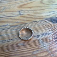 Gold-Colored Ring with Stones, amint azt Best Kept Secret 2025 az iLost segítségével jelentette.