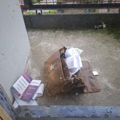 Leren schoudertas met deel inhoud, segons s'ha informat a iLost