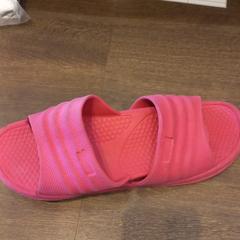 Sabatilles, segons ha informat Van der Valk Hotel Gorinchem mitjançant iLost