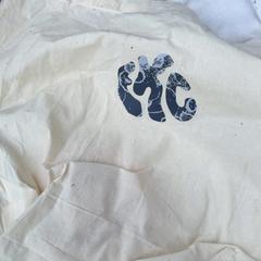 حقيبة حمل White، كما تم الإبلاغ عنه بواسطة KABUL à GoGo / Teatro عبر iLost