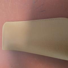 Etui à lunettes avec lunettes marron, a été signalé par TCL utilisant iLost