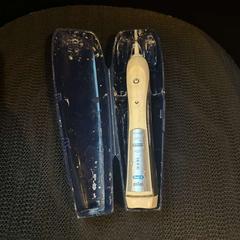 Elektrisk tannbørste, som rapportert av Room Mate Bruno ved bruk av iLost