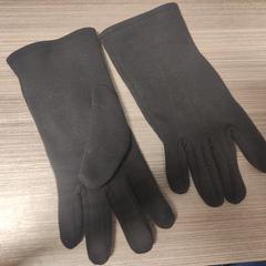 Handschoenen, segundo informou a iLost