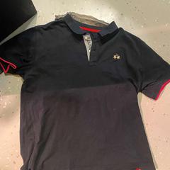 İLost kullanarak Room Mate Bruno tarafından bildirildiği gibi Polo bluz BLACK AND RED