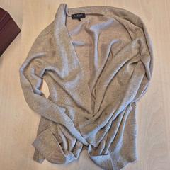 Cardigan woolen cardigan, som rapportert av Amsterdam ID Aparthotel ved bruk av iLost