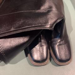 Sapato, como reportado por Inntel Hotels Amsterdam Landmark utilizando o iLost