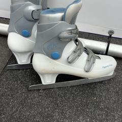 زلاجات تزلج على الجليد، كما تم الإبلاغ عنه بواسطة Schaatsbaan Rotterdam عبر iLost