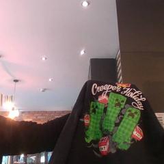 تي شيرت R-Shirt، كما تم الإبلاغ عنه بواسطة MEININGER Hotel Hamburg City Center عبر iLost