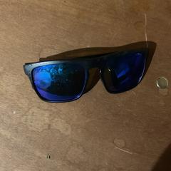 Des lunettes de soleil Plastic zwart, a été signalé par Pinkpop utilisant iLost