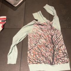 Kinder trui Teal, tree, zoals gemeld door MEININGER Hotel Amsterdam City West met iLost