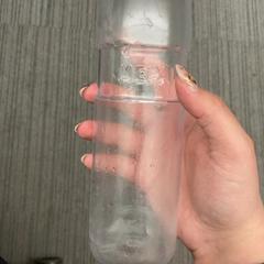 زجاجة ماء، كما تم الإبلاغ عنه بواسطة Pathé Delft عبر iLost