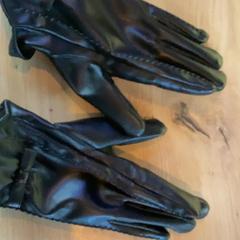 Kesztyű, amint azt MEININGER Hotel Köln West az iLost segítségével jelentette.