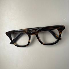 bruin bril, come riportato a iLost