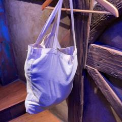 가방 White, iLost를 사용하여 Club Nyx/Exit Café에 보고됨