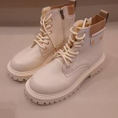 Sabates Wit, segons ha informat Van der Valk Hotel Schiphol mitjançant iLost