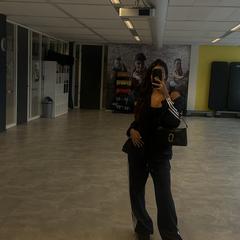 DonkerBlauw vest met witte strepen om de armen, as reported to iLost