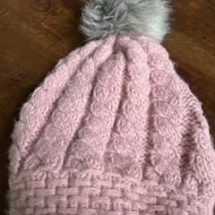 Roze muts met glitters en pompoen er op, amint azt az iLostnak jelentették.