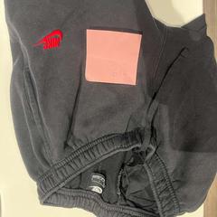 Pantaloni nike, come riportato da Amsterdam ID Aparthotel utilizzando iLost