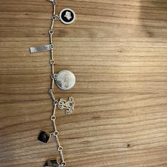 Bedelarmband, come riportato a iLost