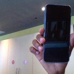 Smartphone noir Samsung, as reported by MEININGER Hotel Lyon Centre Berthelot using iLost