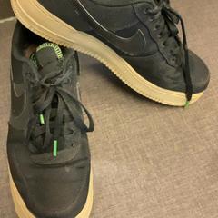 Sapato, como reportado por MEININGER Hotel Brussels City Center utilizando o iLost