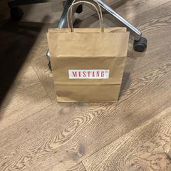 Saco Mustang, como reportado por Designer Outlet Roosendaal utilizando o iLost